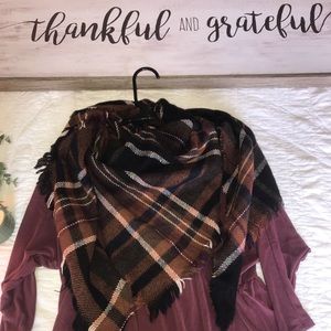 Triangle plaid scarf